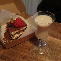 Tiramisu to go und vegan baileys at Vegan Pizza Bar in The Hague