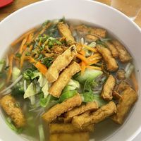 Suppentopf mit dünnen Reisnudeln, knusprigem Tofu und frischem Gemüse at Azuma in Linz