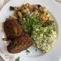 Quinoa-Erbsen-Bratling, Orientalisches Gemüse, Hummus mit Sesam   at Mensa Blattwerk in Hamburg
