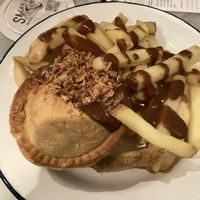 Pie mit Kichererbsenfüllung, Fries & vegane braune Sauce   at The Baby Goat House in Hamburg