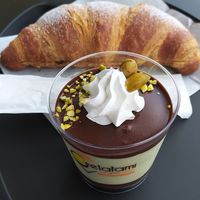 Cremino al pistacchio veg e croissant ripieni di crema alla nocciola veg at Gelateria Gelatami in Costa Volpino