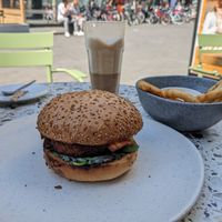 Le Blue no-burger and onion rings at Copper Branch in Rotterdam