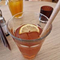 Huisgemaakte ijsthee, hibiscus citroengrass at Copper Branch in Rotterdam