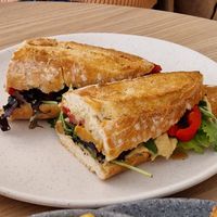 Sandwich met hummus en gegrilde groenten at Copper Branch in Rotterdam