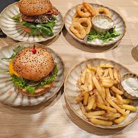 Links achter Crazie mille burger, rechts achter unifies onion rings, links voor kip burger (ben de naam kwijt) en rechts voor skin on fries at Copper Branch in Rotterdam