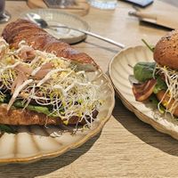links is truffel burger en rechts is marys blue burger at Copper Branch in Rotterdam