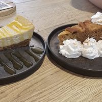 Links is cheesecake met mango topping. Rechts is appeltaart met slagroom  at Copper Branch in Rotterdam
