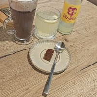 Warme chocolademelk met slagroom en frits lemon drink at Copper Branch in Rotterdam