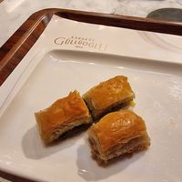 2 de pistacio e 1 de nozes at Karaköy Güllüoğlu in Istanbul