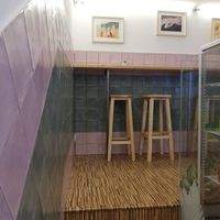 Una de les zones on seure a l'interior del local at Byron Bay Hawaiian Poke Bowls in Molins De Rei