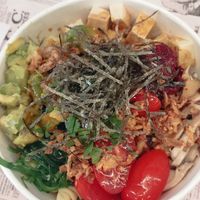 Poke amb alvocat, tofu, falafel, xerry, algues, pasta, ceba fregida i enciam at Byron Bay Hawaiian Poke Bowls in Molins De Rei