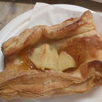 Sfoglia con albicocca e mela at Salvetti Forneria Pasticceria in Malonno