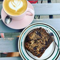 Cappuccino mit Hafermilch und Schoko-Bananenbrot   at Crush in Krakow