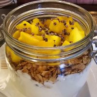 Vegan mango yoghurt bowl at Bikmik in Venlo