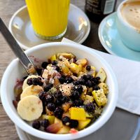 Frühstücks Porridge. Goldenmilch und Cappuccino mit Hafermilch 2024 at Schimpanski CafeDeli - Maybe closed in Biberach