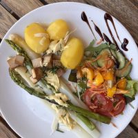 zweierlei Spargel mit Tofu, Kartoffel und Soße (vegan)  at Maya's Unverpacktladen & Café  in Hofheim In Unterfranken