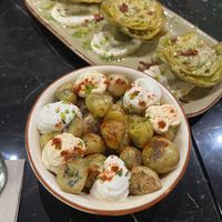 Patatas bravas (casi no pican) y alcachofas  at Velada in Barcelona