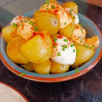 Patatas bravas picantes. Super jugosa at Velada in Barcelona