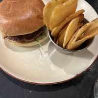 Hamburguesa de trufa con patatas fritas   at Velada in Barcelona