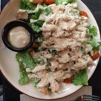 César salad con 'no pollo' crujiente, levadura y salsa de la casa at Velada in Barcelona
