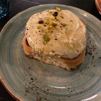 Cake of the day (cinnamon roll + pistachio cream) at Velada in Barcelona