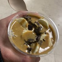 Yogourt avoine, banane, chocolat, crème cacahuète.  at YB (Yoghurt Barn) by Autogrill Belgium in Brussels