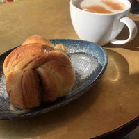 Chai latte and kanelbolle  at Papegoye in Oslo