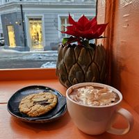 Hot chocolate and chocolate chip cookie at Papegoye in Oslo