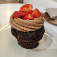 Muffin with chocolate cream and strawberry pieces at Chök - Valencia in Valencia