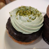 Dessert with a croissant base, chocolate and pistachio cream at Chök - Valencia in Valencia