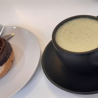 Cronut de chocolate y leche de avena con matcha at Chök - Valencia in Valencia