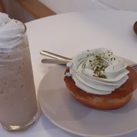 Frappe con nata vegetal y donut de pistacho at Chök - Valencia in Valencia