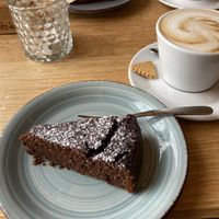 veganer Kuchen, Kaffee mit Hafermilch  at Mary's Café Lounge in Neuburg An Der Donau