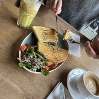 Kurkuma Latte und veganes Sandwich   at Lucille Kaffeehaus in Frankfurt