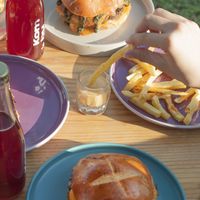 Te mostramos un poco de lo que encontrás en Sin Karma: entradas, jugos, kombuchas, ensaladas, hamburguesas y postres. Muchos colores y todo muy delicioso y lleno de nutrientes. Co at Sin Karma in Santa Cruz