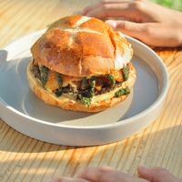 ¿Qué te parece si te mostramos que lo vegetariano también puede ser delicioso?! 🤔🍔
Nuestra hamburguesa vegetariana es la mejor opción para aquellos que buscan sabores ún at Sin Karma in Santa Cruz