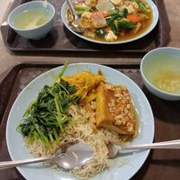 Bee hoon and hot fun.  #Veganuary at SuManYuan 素满园 - People's Park Centre in Central Singapore
