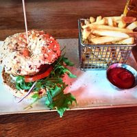 'El Montana'-Burger mit Pommes at QMUH Ulm in Ulm