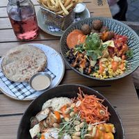 „Spicy Beef“ (mit Räuchertofu) & „Pulled Pablo“ mit Falafel, dazu extra Pommes & Pita Brot  at QMUH Ulm in Ulm