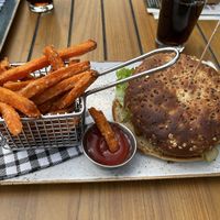 Chili-Burger mit Süßkartoffelpommes  at QMUH Ulm in Ulm