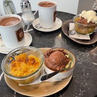 Vegan apple crumble with ice cream and hot chocolate with soy milk at Lieblingseis Eissalon in Ulm