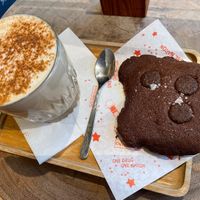 Pumpkin spice latte and chocolate cookie  at Caffénation goes Koco in Antwerpen