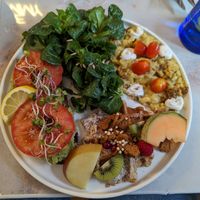 Trio mit veganem Rührei, Avocadobrot & Lotuskekswaffel at Tipu in Mannheim