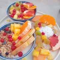 Breakfast trio: hafercrunch,bowl und apfelküchlein at Tipu in Mannheim