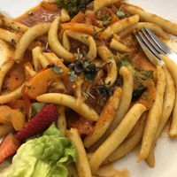 Mittagessen: Schupfnudeln mit Tomatensauce und Gemüse  at MiLaMü Lebensmittel.punkt in Muehldorf