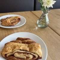 Tenían tres opciones veganas y pedimos estos rollos de crema vegana y canela. Había muffins y bocadillos de crema de albahaca, tomate y rúcula.  at Amber Café in Hamburg