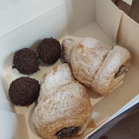 Trufas y caracolas de chocolate veganas at Frenchies Pastelería in Valencia