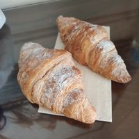 Croissants rellenos de chocolate y fresa veganos at Frenchies Pastelería in Valencia