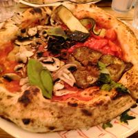Pizza vegana at SoHo Trattoria in Paris