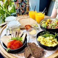 Een vegan lunchplank voor twee personen. Met o.a een hele lekkere scrambled tofu at Anne&Max in Groningen